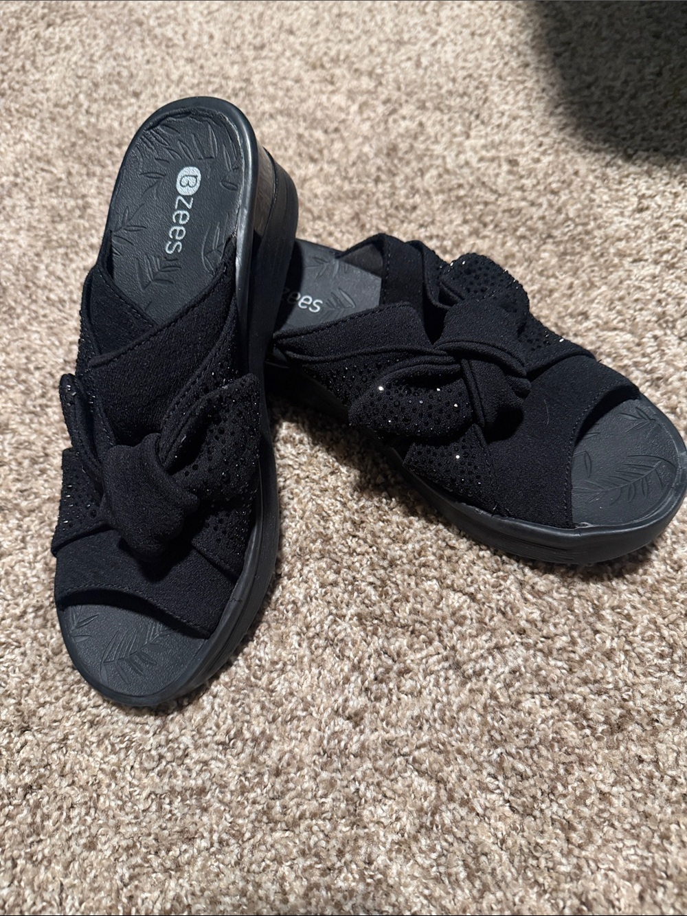 BZees sparkle enhanced bow accent slip-on comfy sandals (7) - EUC!